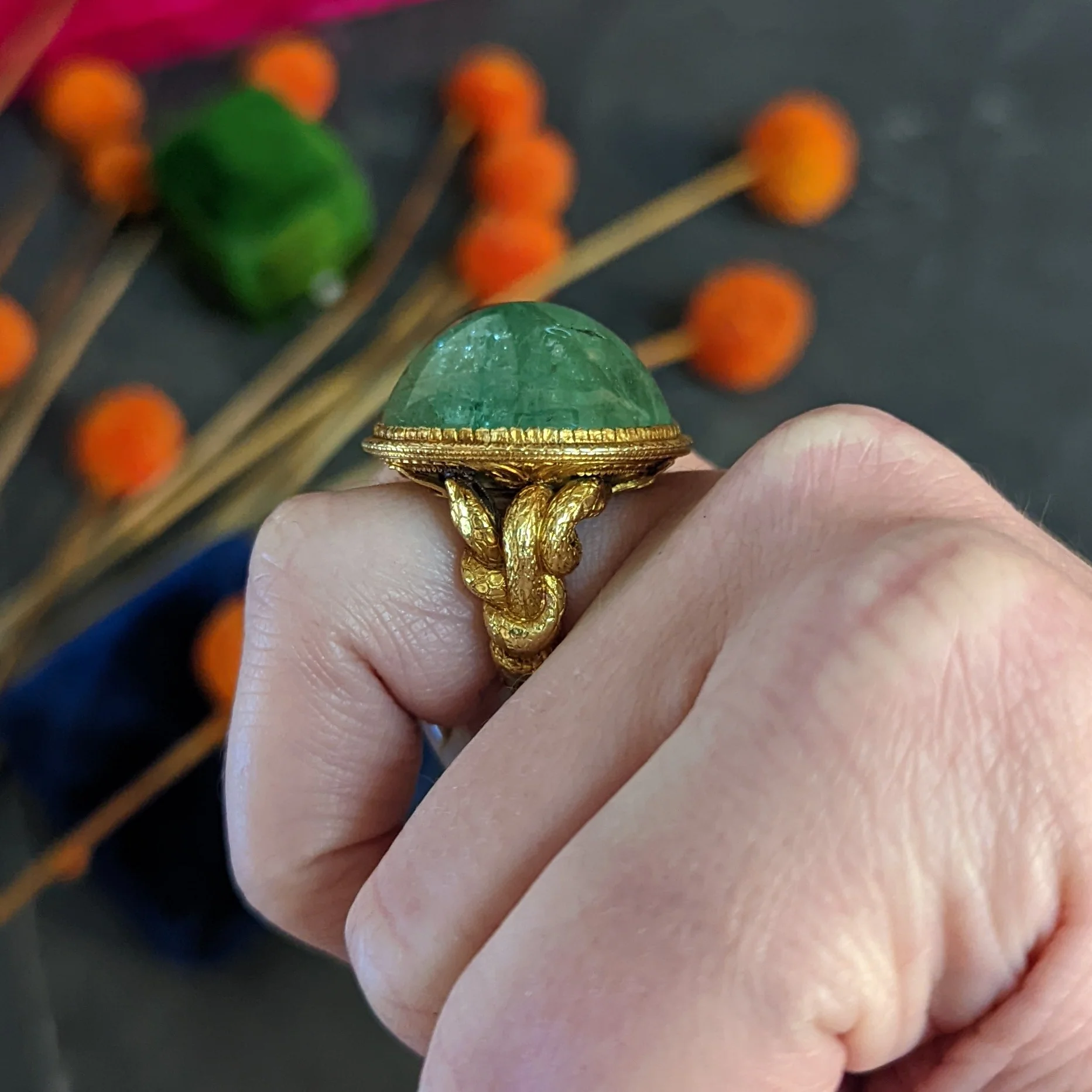 Substantial Emerald 22 Karat Gold Snake Gemstone Ring - Image 15