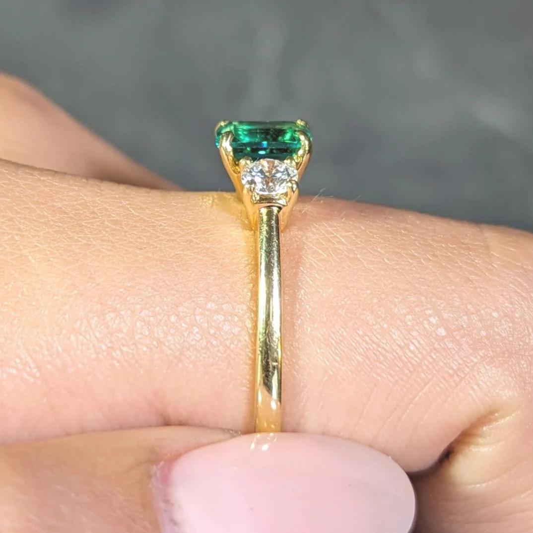 Suna 1990s 1.23 CTW No Oil Emerald Diamond 18 Karat Yellow Gold Ring GIA - Image 16