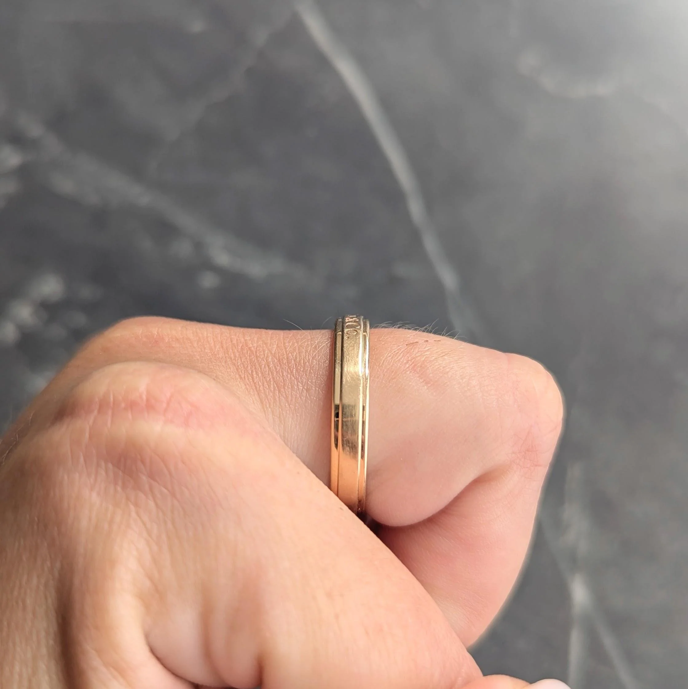 Tiffany & Co. 1990's 18 Karat Yellow Gold Vintage Logo Wedding Band Ring - Image 9