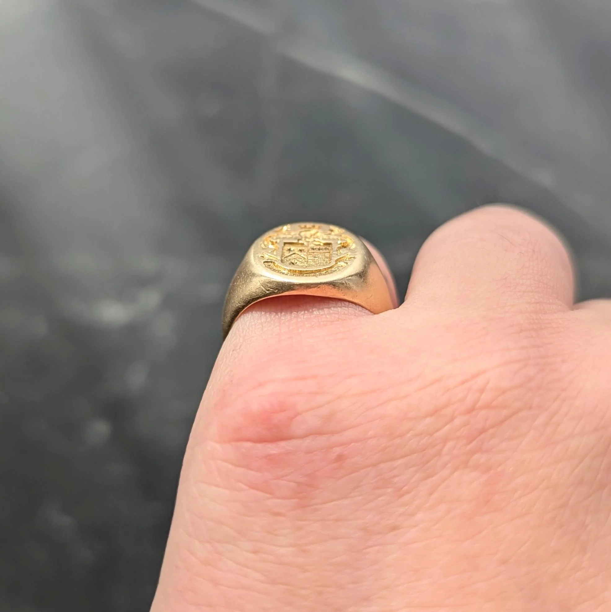 Tiffany & Co. Edwardian 14 Karat Yellow Gold Antique Unisex Heraldic Crest Signet Ring - Image 9