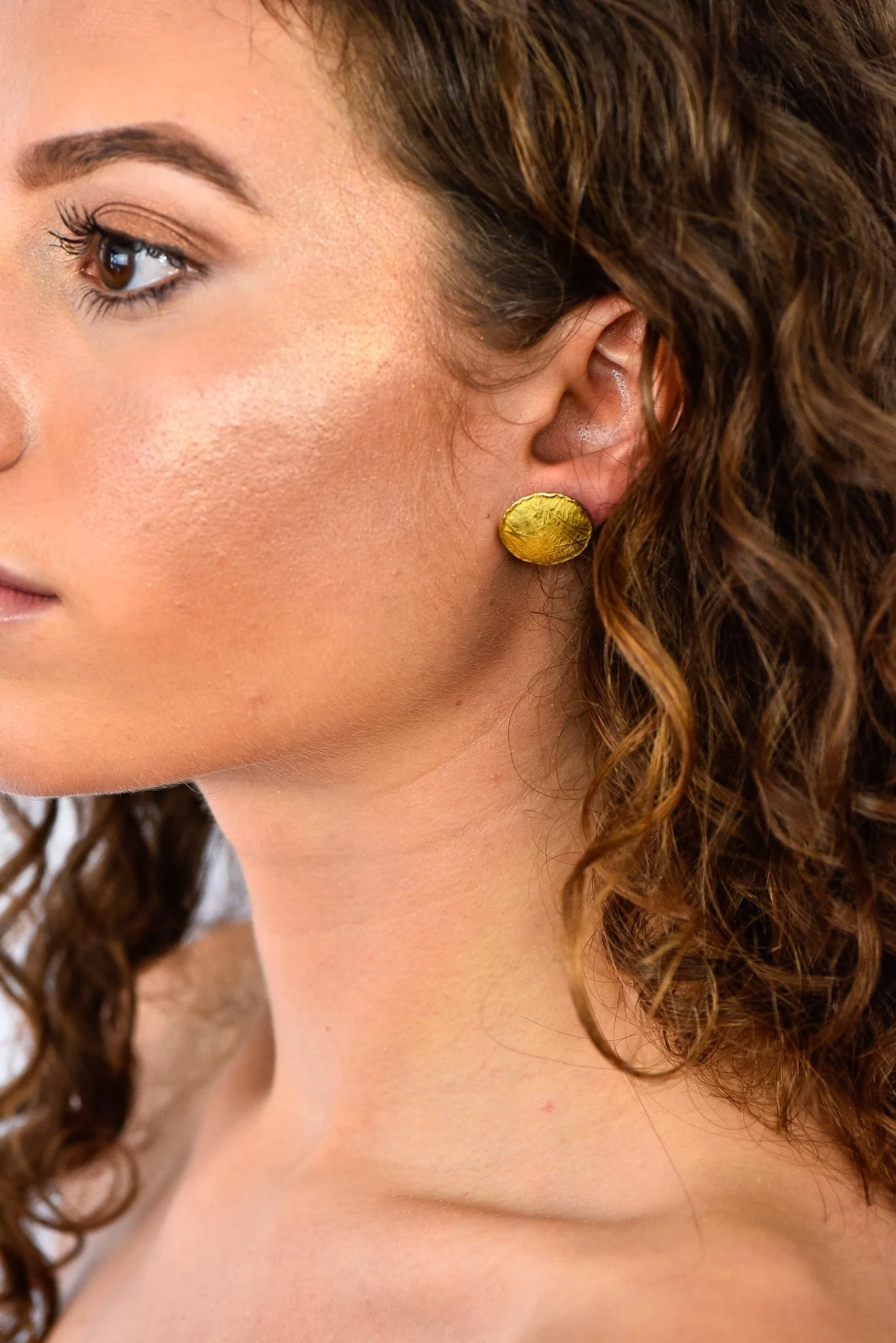 Unoaerre 18 Karat Yellow Gold Textured Disc Earrings - Image 8