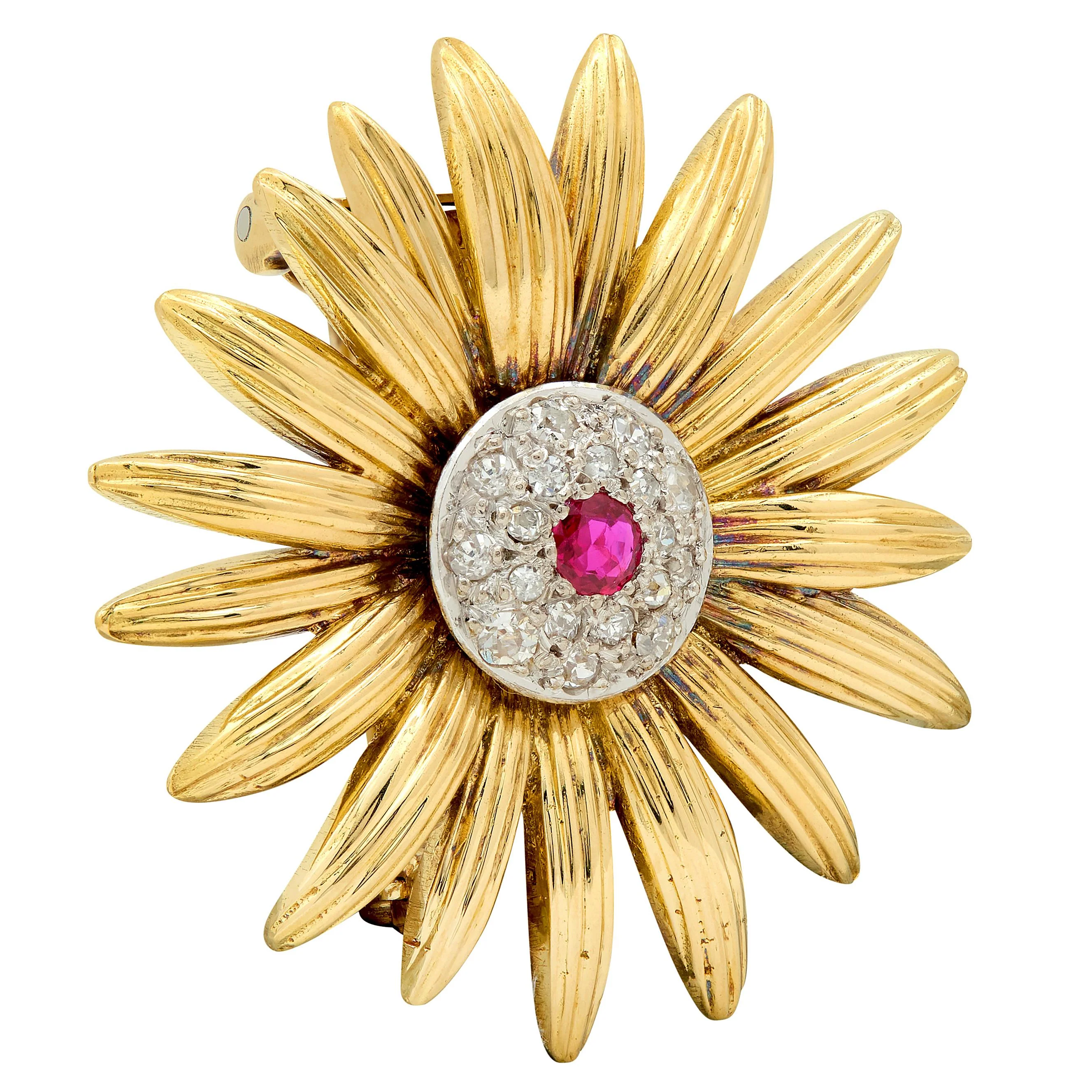 Van Cleef & Arpels 1950's Diamond Ruby Platinum 18 Karat Gold Vintage Flower Brooch - Image 3
