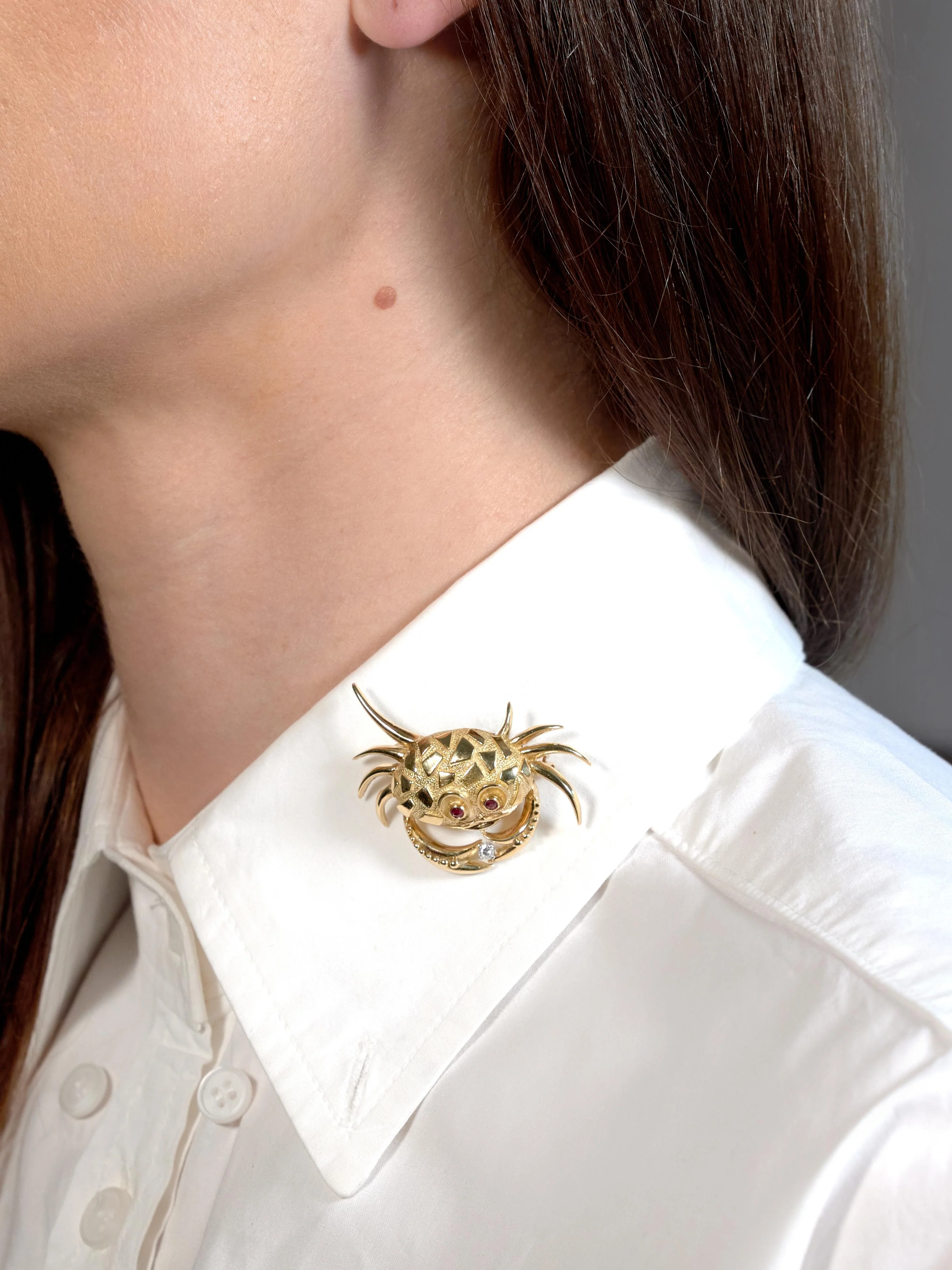 Van Cleef & Arpels 1980's Diamond Ruby 18 Karat Yellow Gold Cancer Zodiac Crab Brooch - Image 2