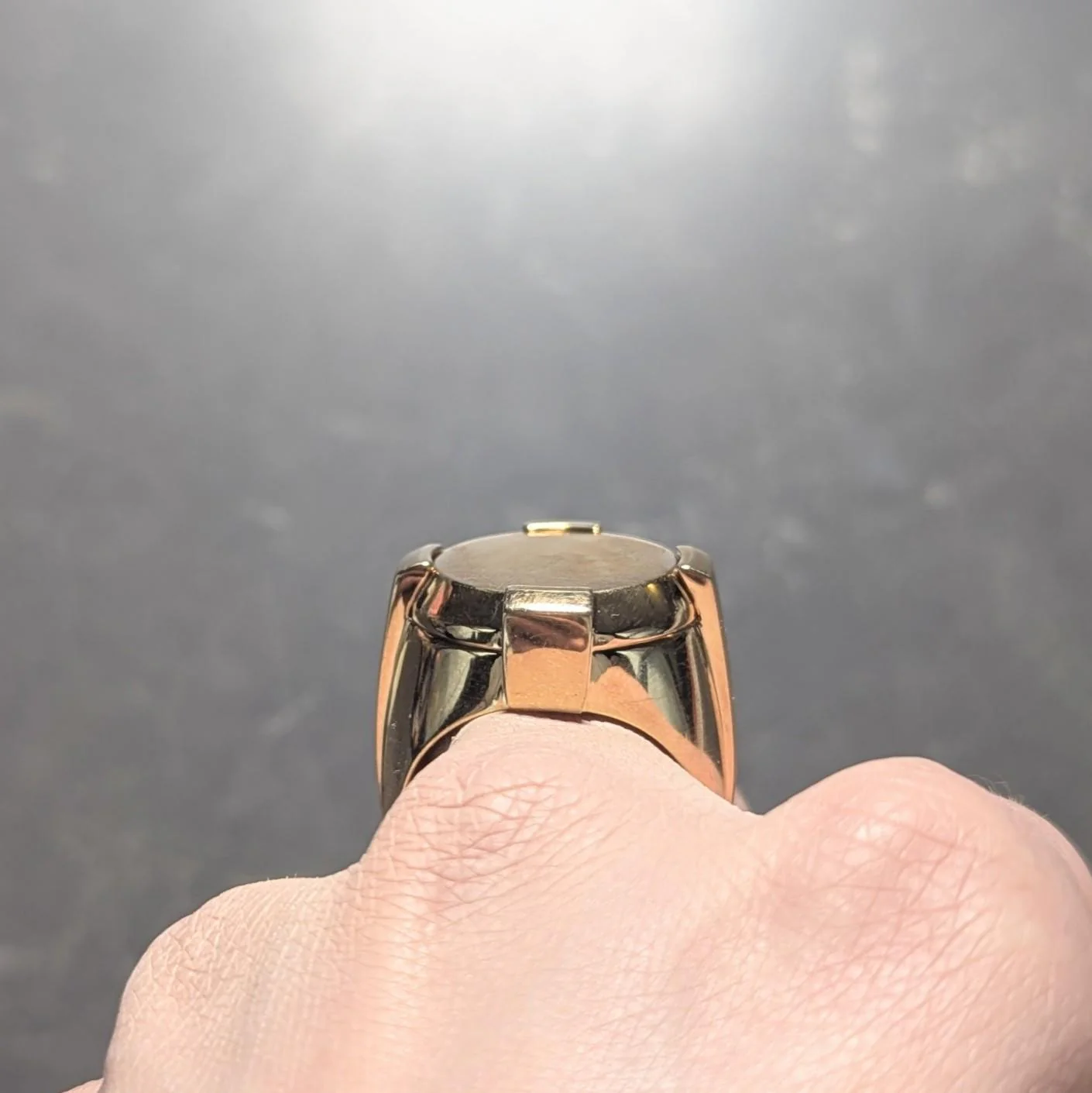 Versace 2000's 18 Karat Yellow Gold Unisex Tablet Signet Ring - Image 8