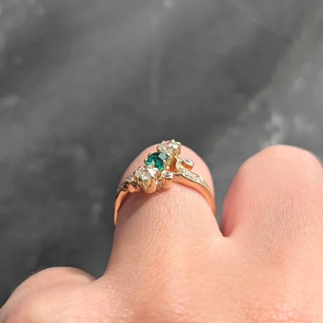 Victorian 0.84 CTW Emerald Diamond 18 Karat Yellow Gold Antique Bypass Ring - Image 10