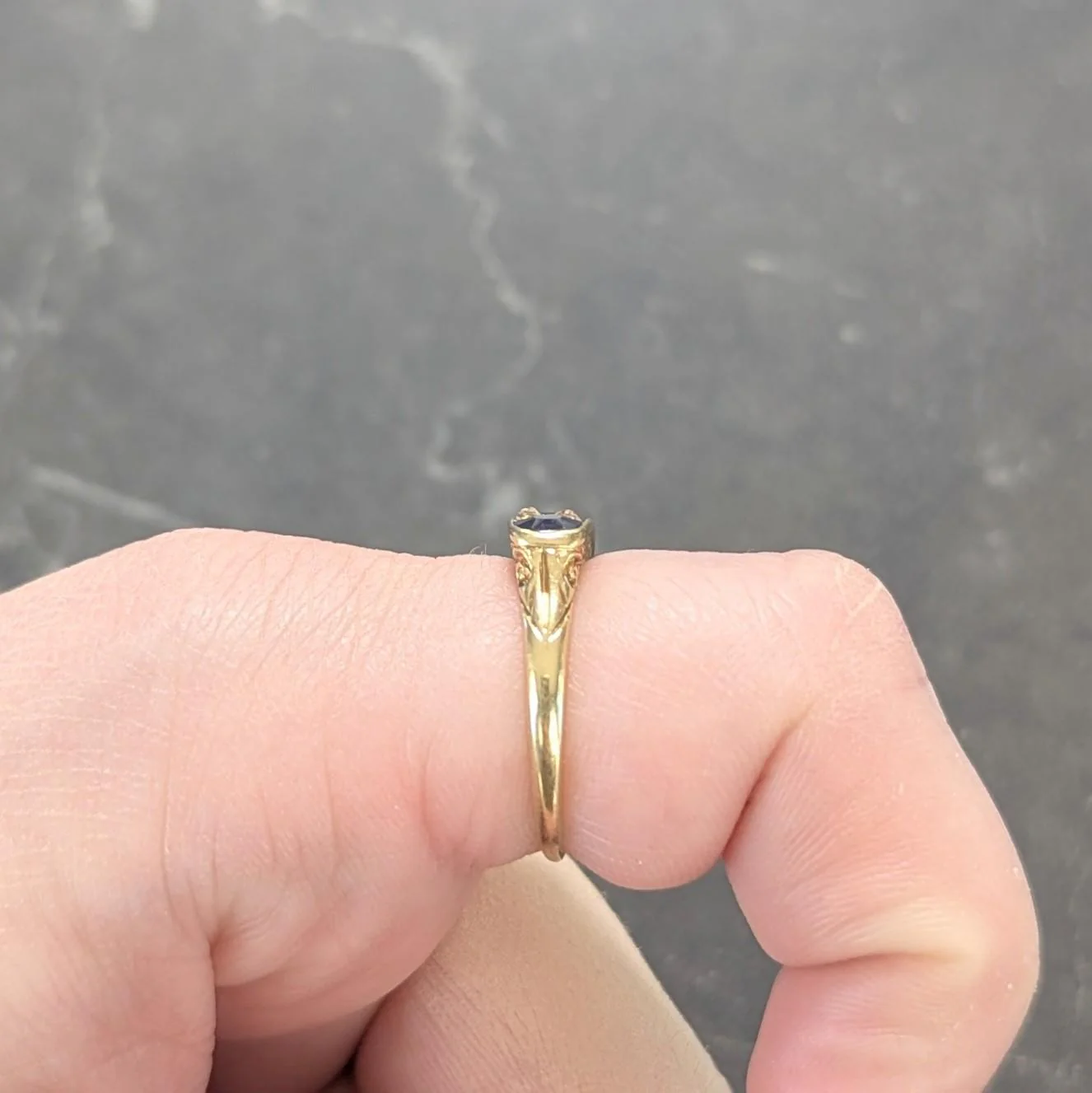 Victorian 1.52 CTW Sapphire Diamond 18 Karat Yellow Gold Antique Scroll Band Ring - Image 10