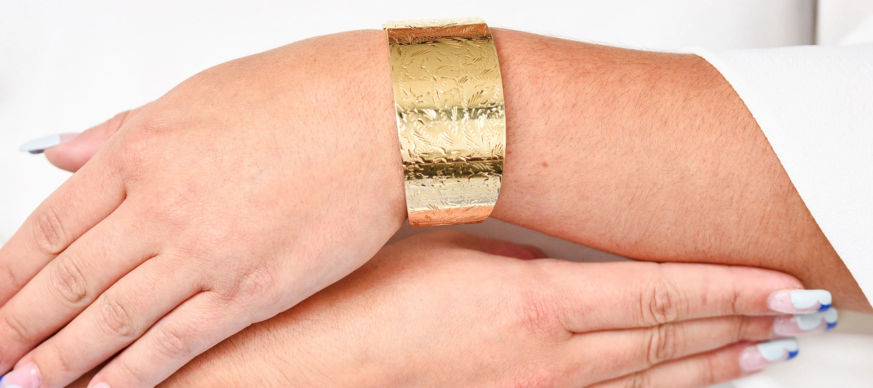Victorian 14 Karat Gold Engraved Floral Bangle Bracelet Circa 1900 - Image 9