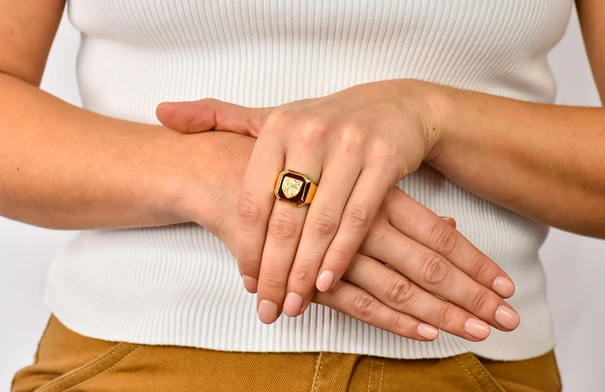 Victorian Carnelian 18 Karat Gold Signet Shield Crest Unisex Ring - Image 10