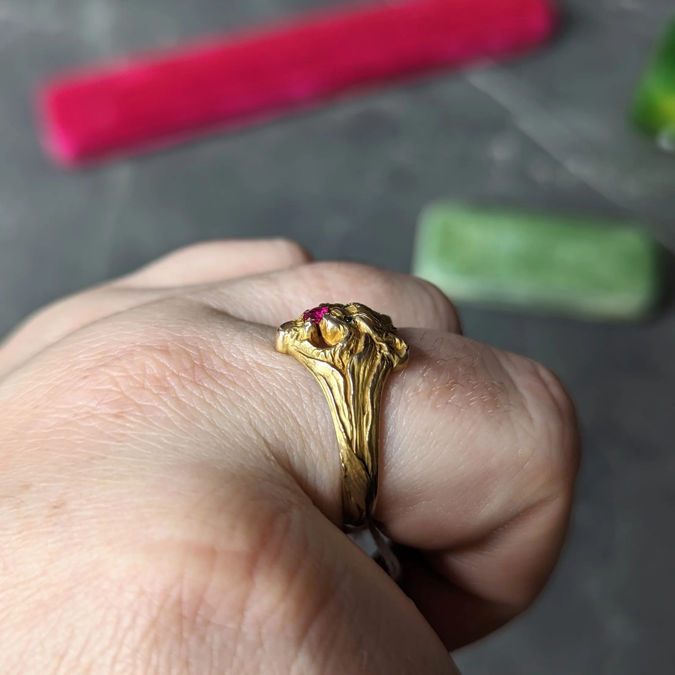 Victorian Emerald Ruby 14 Karat Yellow Gold Lion Grotesque Antique Ring - Image 9