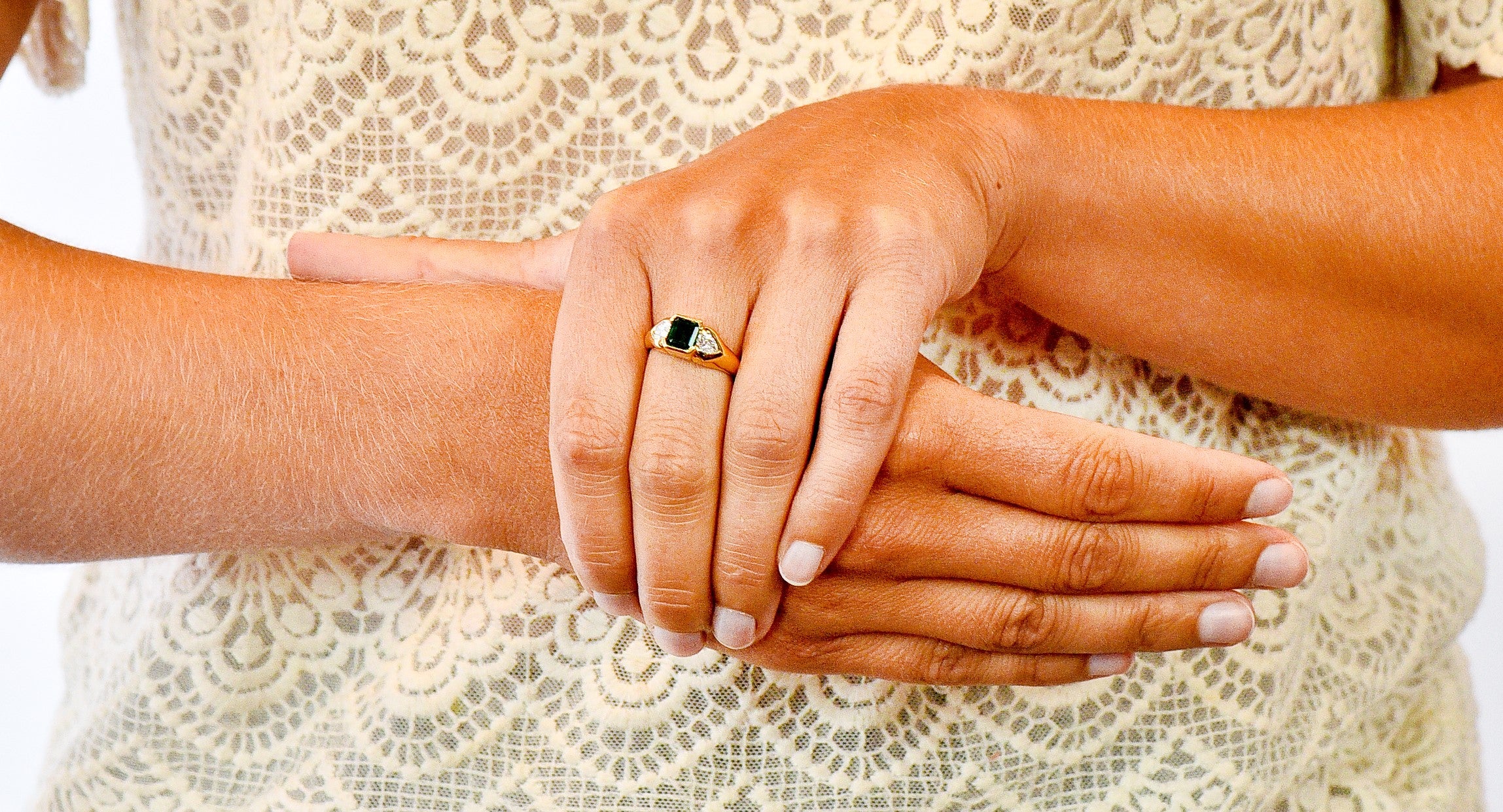 Vintage 1.90 CTW Emerald Diamond 18 Karat Gold Three Stone Ring - Image 11
