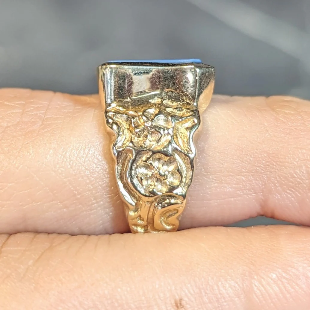 Vintage Carved Agate 14 Karat Yellow Gold Crest Unisex Signet Ring - Image 17