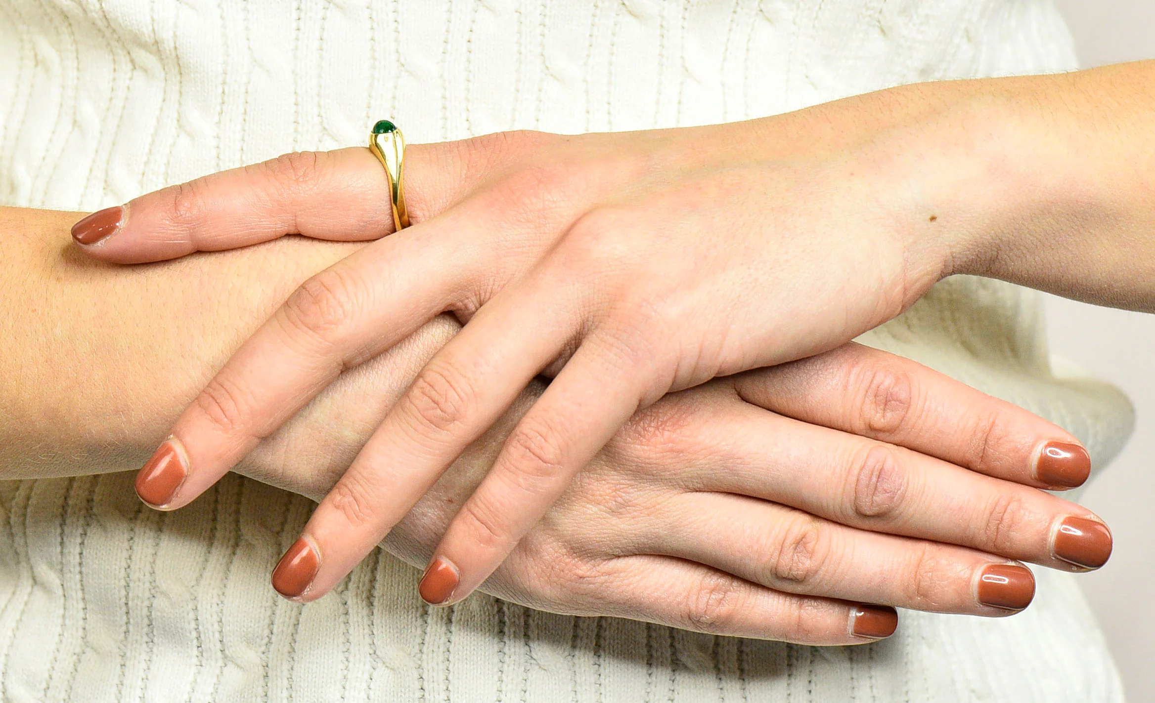 Vintage Emerald Cabochon 18 Karat Gold Eyelet Band Ring Circa 1990s - Image 11