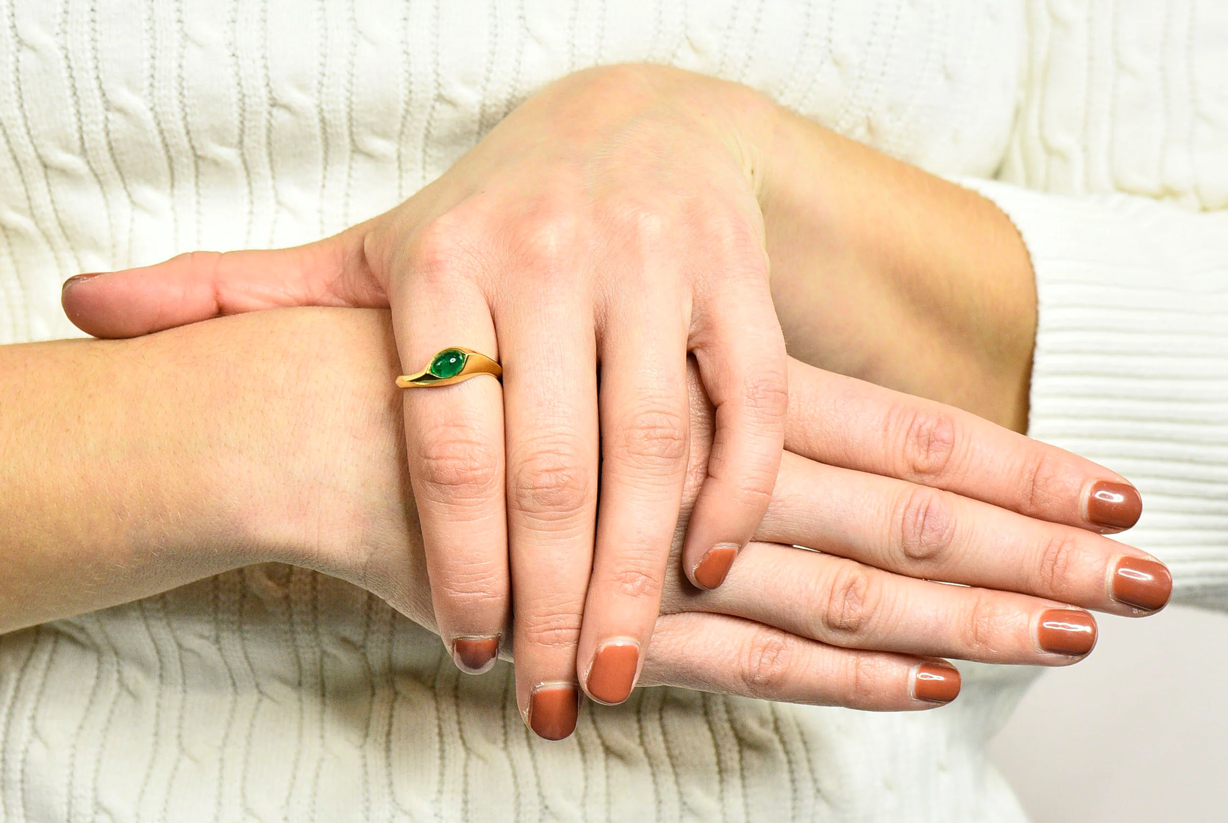 Vintage Emerald Cabochon 18 Karat Gold Eyelet Band Ring Circa 1990s - Image 12
